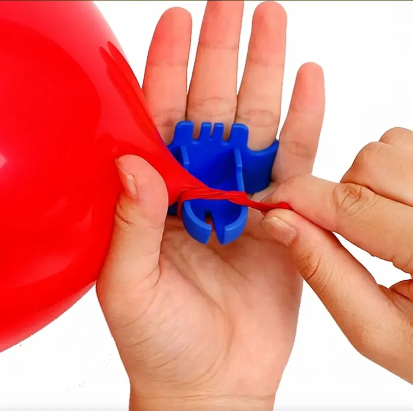 Foto 2 de HERRAMIENTAS DE PLASTICO PARA ATAR GLOBOS